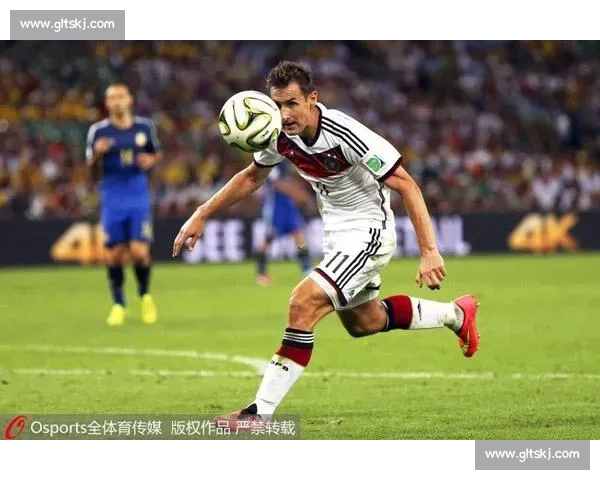 牛仔裤到射手王:高驰的绿茵逆袭路 牛仔裤到射手王:高驰的绿茵逆袭路