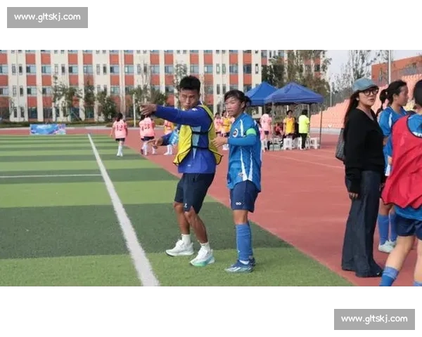 门神” 某色石布：用热爱架起两代足球桥